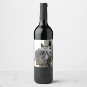 Étiquette Pour Bouteilles De Vin Cheval mignon devant une grange