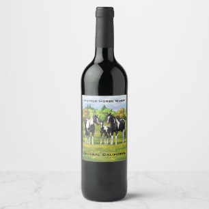 Étiquette Pour Bouteilles De Vin Chevaux De Peinture De Pinto Noir En Pâturage Été