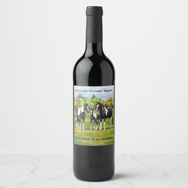 Étiquette Pour Bouteilles De Vin Chevaux De Peinture De Pinto Noir En Pâturage Été (Devant)