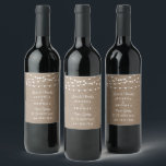 Étiquette Pour Bouteilles De Vin Collection de Mariages Rustic Burlap<br><div class="desc">Simple mais élégante, la collection rustique de mariage de lampes à cordes de burlap est un design étonnant avec de belles lumières à cordes blanches suspendues sur un arrière - plan rustique effet burlap, qui est parfait pour toute célébration de mariage campagnard. Ces étiquettes peuvent être personnalisés pour votre occasion...</div>