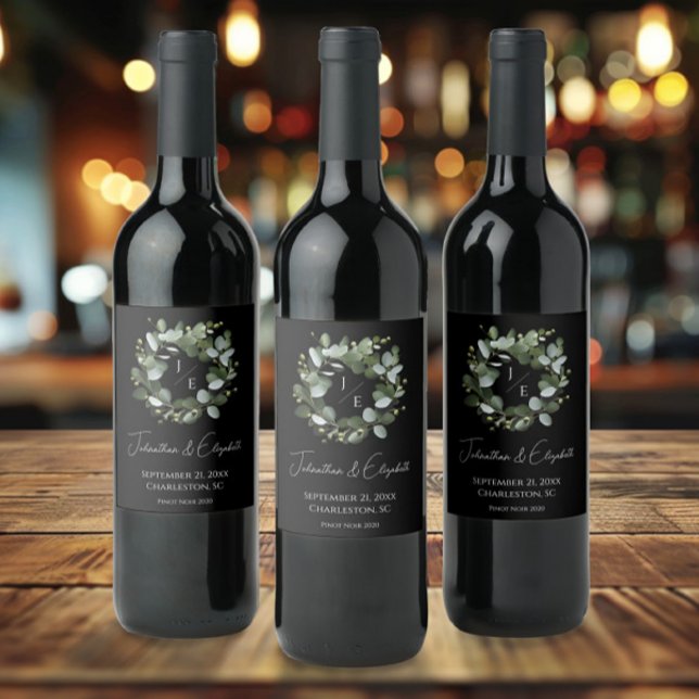 Étiquette Pour Bouteilles De Vin Couronne Monogramme Eucalyptus moderne | Black (Black Modern Monogram Eucalyptus Wreath Wedding Wine Label)