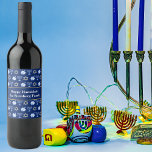 Étiquette Pour Bouteilles De Vin Cute Hanoukka Dreidel Menorah Custom Blue Party<br><div class="desc">Belle coutume Hanoukka étiquette de vin de fête en bleu joli avec un motif cool de la star du judaïsme,  rêveur pour les jeux de Chanoukah amusants,  et la menorah juive. Joli cadeau de vacances avec votre nom de famille customisé en blanc.</div>