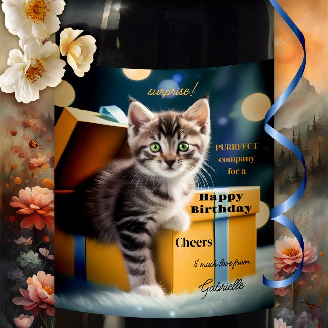 Étiquette Pour Bouteilles De Vin Cute Kitten Surprise Anniversaire (Surprise birthday wine label featuring a cute kitten arriving in a festive box - cat lover gift)