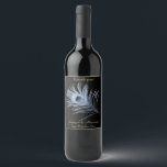 ÉTIQUETTE POUR BOUTEILLES DE VIN ÉLÉGANT BLEU PEACOCK NOIR ÉTIQUETTE DE VIN PERSONN<br><div class="desc">ÉLÉGANTE FRONTIÈRE D'OR ÉTIQUETTES DE VIN ÉLÉGANT NOIR AVEC DÉTAILS D'OR. Plumes de paon simples mais élégantes</div>