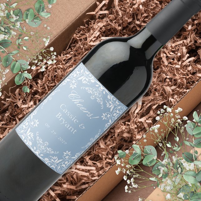 Étiquette Pour Bouteilles De Vin Elégante Dusty Blue Chic Cheers Mariage élégant (Elegant dusty blue and white wedding cheers wine bottle labels with bride and groom name with date)