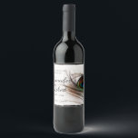 Étiquette Pour Bouteilles De Vin Étiquette à vin Peacock Feather Glamor<br><div class="desc">Ce magnifique et élégant design, appelé Peacock Feather Glamor Mariage, a un arrière - plan blanc avec une bordure noire en haut et en bas. Il y a une belle prune de plumes de queue paon à droite. Ce serait parfait pour votre mariage ou événement ! Cet ensemble contient des...</div>