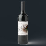 Étiquette Pour Bouteilles De Vin Étiquette à vin Peacock Feather Glamor<br><div class="desc">Ce magnifique et élégant design, appelé Peacock Feather Glamor Mariage, a un arrière - plan blanc avec une bordure noire en haut et en bas. Il y a une belle prune de plumes de queue paon à droite. Ce serait parfait pour votre mariage ou événement ! Cet ensemble contient des...</div>