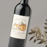 Étiquette Pour Bouteilles De Vin "Fall in Love" Rustic Autumn jolie Fête des mariée<br><div class="desc">Dégustez la chaleur de l'automne avec notre Rustic Citrouille Fête des mariées Suite, parfait pour célébrer la future mariée. Cette collection, ornée de citrouilles magnifiquement illustrés et attachés à d'élégants arcs, apporte une touche de charme saisonnier à vos festivités. Avec des invitations personnalisables, des étiquettes de adresse, des cartes de...</div>