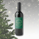 Étiquette Pour Bouteilles De Vin Feliz Navidad Christmas Golden & Green<br><div class="desc">Ajoutez une touche d'élégance à vos fêtes de vacances avec ce étiquette de vin Feliz Navidad personnalisé. Doté d'un arrière - plan vert festif, d'un texte doré et d'un design délicat de couronne de laurier, il apporte chaleur et sophistication à toute bouteille. Personnalisez-le avec votre nom de famille ou tout...</div>