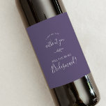 Étiquette Pour Bouteilles De Vin Feuille minimale | Plum Purple Bridesmaid Proposit<br><div class="desc">Ce étiquette de vin minime de femme de chambre mauve prune feuille est parfait pour un mariage boho. Le design des tons de bijoux est composé d'une simple silhouette de feuilles verdoyantes dans un violet bleu foncé violet avec un style boho minimaliste.</div>