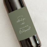 Étiquette Pour Bouteilles De Vin Feuille minimale | Proposition de la servante d'Ét<br><div class="desc">Ce étiquette de vin minimaliste vert foncé feuille bridesmaid proposition est parfait pour un mariage boho. Le design se compose d'une simple silhouette de feuille de verdure en vert d'olivier,  au style bohème minimaliste de montagne.</div>