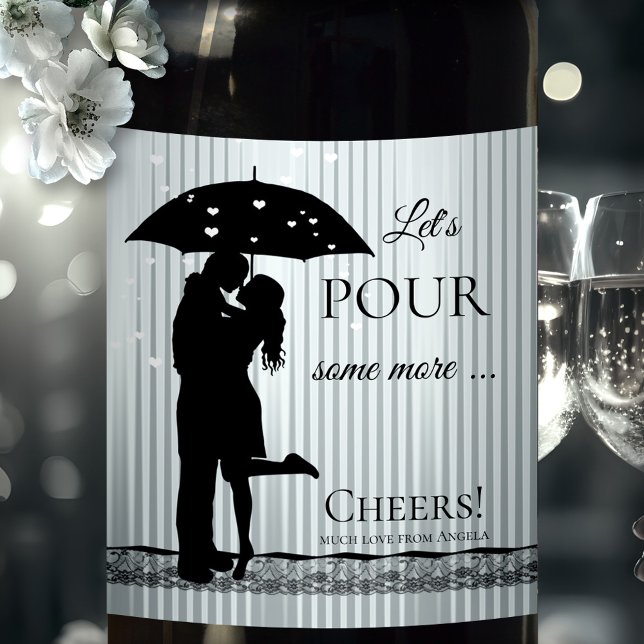 Étiquette Pour Bouteilles De Vin Funny Pluie Coeurs Aimer Vin Étiquette (Funny wine label featuring a silhouette of a couple with raining hearts on a striped background)