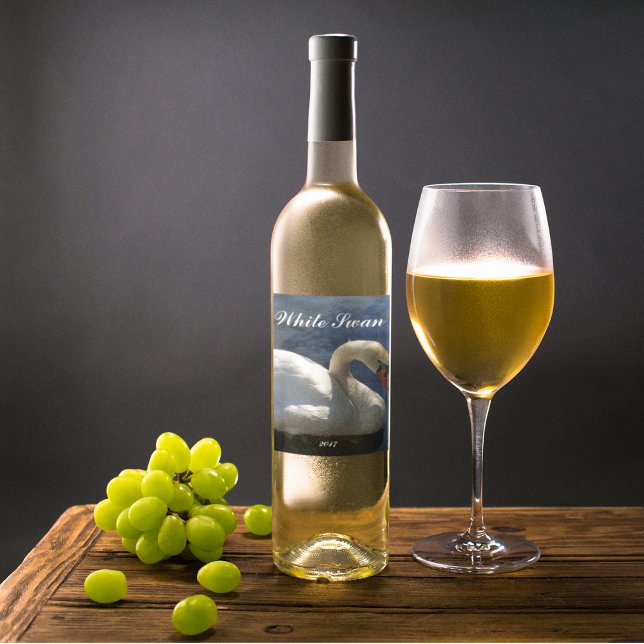 Étiquette Pour Bouteilles De Vin Graceful White Swan Photo personnalisée (In Situ Glass of Wine)