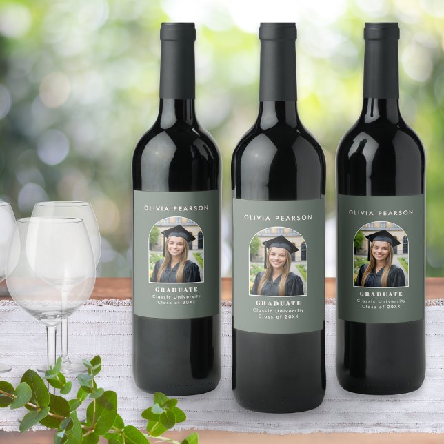 Étiquette Pour Bouteilles De Vin Graduation Photo Elegant Minimalist Sage Green  (Stylish wine labels for graduation day, with the graduate's photo, name, university and degree)
