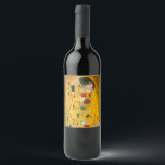 Étiquette Pour Bouteilles De Vin Gustav Klimt Le Baiser<br><div class="desc">Étiquettes de vin avec la peinture à l’huile de Gustav Klimt avec la feuille d’or The Kiss (1908). Un homme et une femme,  aux couleurs dorées brillantes,  embrassent et embrassent avec amour dans un champ de fleurs. Un grand cadeau pour les amateurs d'art Art Nouveau et autrichien.</div>