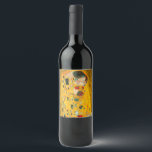Étiquette Pour Bouteilles De Vin Gustav Klimt Le Baiser<br><div class="desc">Étiquettes de vin avec la peinture à l’huile de Gustav Klimt avec la feuille d’or The Kiss (1908). Un homme et une femme,  aux couleurs dorées brillantes,  embrassent et embrassent avec amour dans un champ de fleurs. Un grand cadeau pour les amateurs d'art Art Nouveau et autrichien.</div>