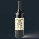 Étiquette Pour Bouteilles De Vin Hanoukka heureuse du Carré de NYC Menorah Washingt<br><div class="desc">Le design étiquette de bouteilles de vin présente une illustration originale du Washington Carré Arch de NYC, "habillé" pour Hanoukka avec une menorah en haut. Ne vois-tu pas ce que tu cherches ? Vous avez besoin d'aide pour la personnalisation ? Cliquez sur "Contacter ce designer" pour avoir quelque chose créé...</div>