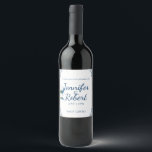 Étiquette Pour Bouteilles De Vin Jardin de Peacock en Étiquette de vin bleu et blan<br><div class="desc">Symbole de beauté, le paon a inspiré ce design unique appelé Peacock Garden en Mariage bleu et blanc. Un beau paon se jette dans l'herbe, tandis qu'à chacun des quatre coins il y a un rouleau d'angle bleu complémentaire. Cet ensemble contient des invitations, enregistrer les cartes de date, les cartes...</div>