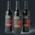 Étiquette Pour Bouteilles De Vin Las Vegas Casino Skyline Mariage de carte de lectu<br><div class="desc">Un Las Vegas Casino Mariage Wine Étiquette amusant et moderne qui ajoutera une touche personnalisée à votre événement à Las Vegas! Cet ensemble de étiquettes de vin mariage comprend des graphismes en couleur rouge, un rendu moderne de la ligne d'horizon de Las Vegas, et des polices et du texte entièrement...</div>