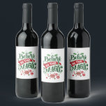 Étiquette Pour Bouteilles De Vin Le Typographe du Magic Christmas<br><div class="desc">Étiquettes de bouteilles avec une jolie illustration. Texte dit Croire à la magie en lettres fantaisistes. Décoré de boules de noël.</div>