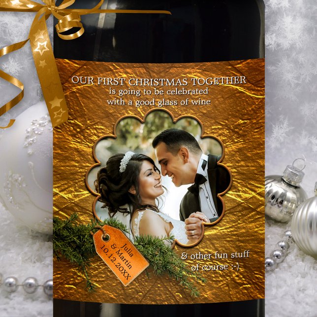 Étiquette Pour Bouteilles De Vin Les mauvaises herbes neuves premier Noël ensemble  (Gold stylized wine label with your photo and a pine twig. Beautiful for a first Christmas together)