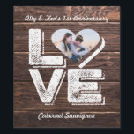 Étiquette Pour Bouteilles De Vin Love Rustic Woodland Photo Heart Frame monogram<br><div class="desc">Célébrez votre amour avec ce cadre photo monographique à thème boisé et rustique. Le cadre en forme de coeur est entouré de fontes en relief et de panneau en bois récupéré arrière - plan pour un look vintage. Remplacez l'exemple de photo et de texte par le vôtre pour un cadeau...</div>