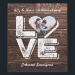 Étiquette Pour Bouteilles De Vin Love Rustic Woodland Photo Heart Frame monogram<br><div class="desc">Célébrez votre amour avec ce cadre photo monographique à thème boisé et rustique. Le cadre en forme de coeur est entouré de fontes en relief et de panneau en bois récupéré arrière - plan pour un look vintage. Remplacez l'exemple de photo et de texte par le vôtre pour un cadeau...</div>