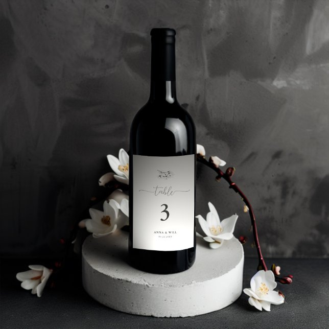 Étiquette Pour Bouteilles De Vin Mariage classique Magnolia Noir Blanc Élégant (Classic Magnolia Wedding Wine Bottle Table Number Black and White Calligraphy Elegant Classy Simple)