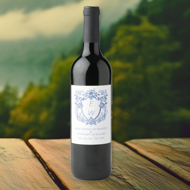 Étiquette Pour Bouteilles De Vin Mariage de monogramme de la crête bleu foncé (Ornate Dusty Blue Crest Monogram Wedding Wine Bottle Labels)