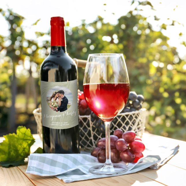 Étiquette Pour Bouteilles De Vin Mariage élégant Simple Photo Feuilles de palme tro (Elegant botanical green tropical palm leaves wedding wine label.)