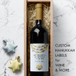 Étiquette Pour Bouteilles De Vin Marine & Gold Flowers Menorah Blue Happy Hanoukka<br><div class="desc">Le design Hanoukka du Nautical Boutique Co. présente un design floral bleu marine et or, un menorah doré et un bouquet de fleurs assorti. Le message peut être personnalisé, et la couleur pastel bleu arrière - plan peut être facilement changée pour répondre à vos besoins — il suffit de choisir...</div>