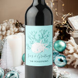 Étiquette Pour Bouteilles De Vin Mer côtière et salutations Plage de Noël<br><div class="desc">Ce étiquette de vin de Noël sur le thème de la plage a le message de vacances "Mer & Voeux" avec un dollar de sable et d'étoiles de mer sur corail de parties scintillant,  sur un arrière - plan bleu aqua clair.</div>