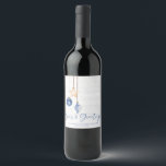 Étiquette Pour Bouteilles De Vin Mer et salutations Ornement Coastère Bois côtier<br><div class="desc">Seas et salutations Seashell Ornement sur le bois côtier Noël Vins de Noël Étiquettes de vin avec des ornements marine bleu marine et de coquillages sablonneux tan suspendu de la corde de jute de voile sur le bois de shiplap côtier avec élégante typographie. Ajoutez votre nom et un message personnel...</div>