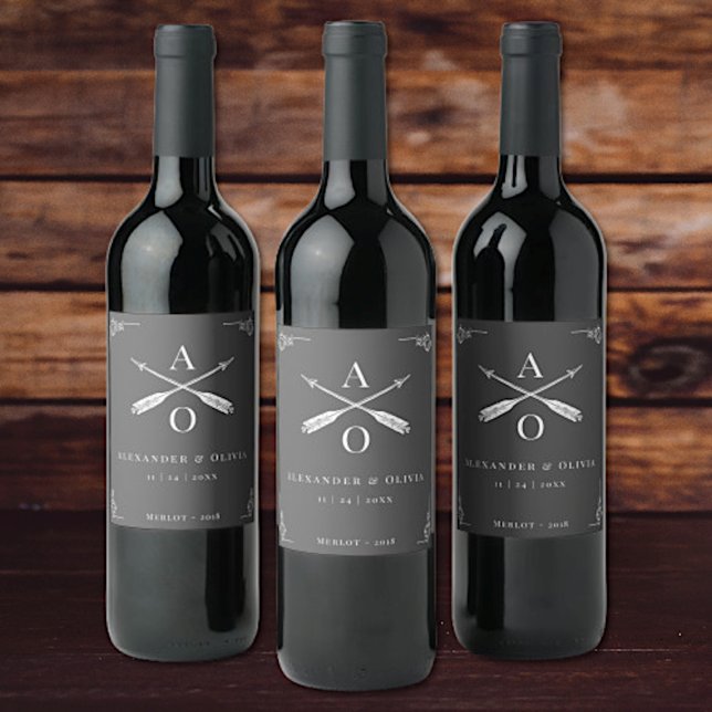 Étiquette Pour Bouteilles De Vin Monogramme gris et flèches Mariage Étiquette de vi (Gray Monogram and Arrows Wedding Wine Label)