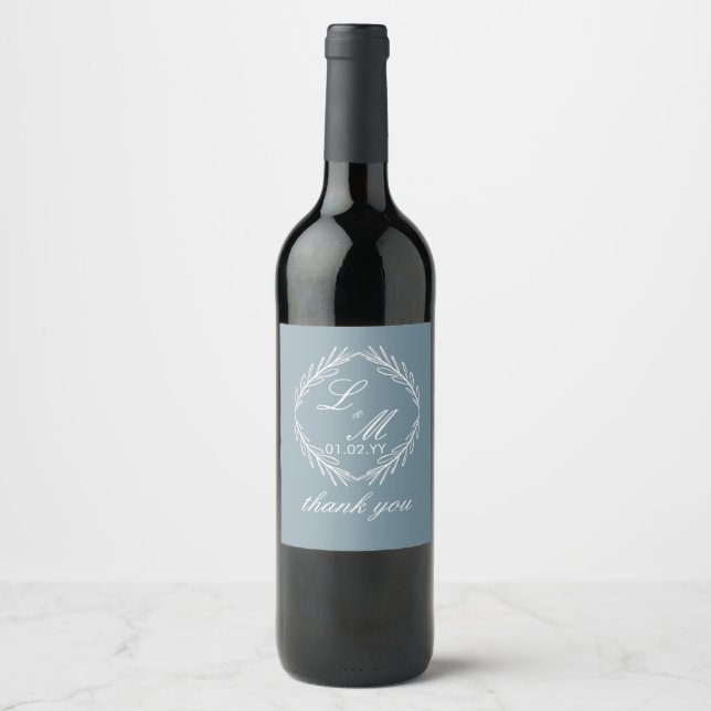 Étiquette Pour Bouteilles De Vin Monogramme Script Branche Bleu Poussiéreux Mariage (Devant)