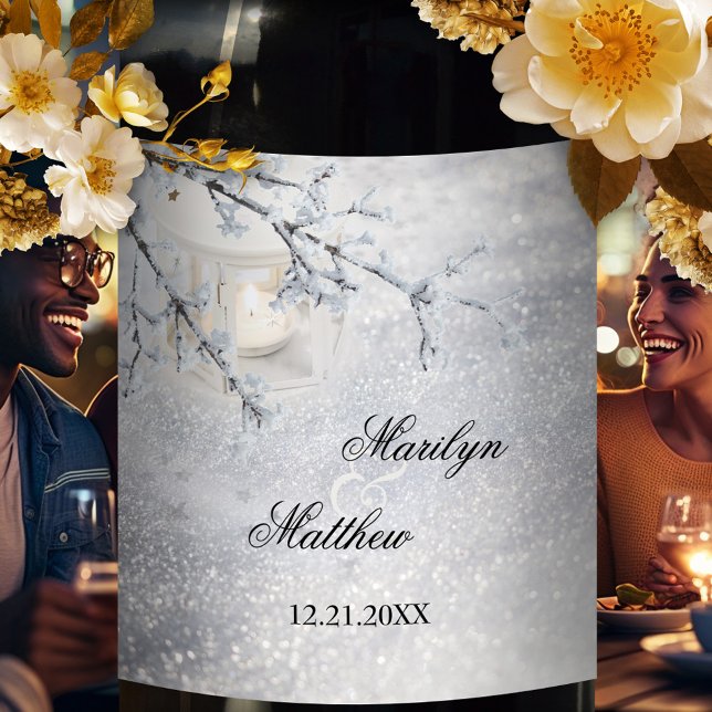 Étiquette Pour Bouteilles De Vin Neige mousseuse Noël Mariage d'hiver Vin Étiquette (Wedding wine label featuring sparkling snow with a candle lit lantern and snow covered branch)