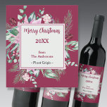 Étiquette Pour Bouteilles De Vin Noël rose floral et bourgogne<br><div class="desc">Ce étiquette de vin de Noël est prêt à être personnalisé avec votre propre texte. Imprimé avec un amas de fleurs roses accentué de branches de pin et de baies sur un arrière - plan rouge bordeaux. Modifiez tout le texte comme vous le souhaitez.</div>