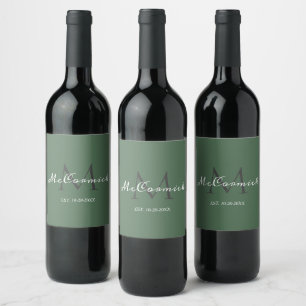 Étiquette Pour Bouteilles De Vin Nom de famille élégant en vert sauge avec monogram