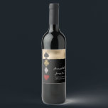 Étiquette Pour Bouteilles De Vin Parties scintillant Gold & Black Las Vegas Casino<br><div class="desc">Ces étiquettes de bouteilles de vin sur mesure ont pour thème le casino de Las Vegas. L'arrière - plan est noir avec une bannière en or sur le dessus. Les quatre costumes dans un jeu de cartes est imprimé à gauche dans un motif horizontal. Le pique est un design de...</div>