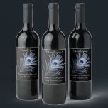 ÉTIQUETTE POUR BOUTEILLES DE VIN PEACOCK NOIR PERSONNALISABLE 2 ÉTIQUETTE VIN<br><div class="desc">UN ACCENT ÉLÉGANT ÉTIQUETTES DE VIN NOIR AVEC DES PLUMES DE CAPITALE DE PAIX PRENANT LA SCÈNE CENTRE. Simple mais élégant</div>