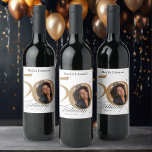 Étiquette Pour Bouteilles De Vin Photo personnalisée Elegant Gold 50th Birthday Par<br><div class="desc">Photo personnalisée Elegant Gold 50th Birthday Party Vin Étiquette. Et élégamment conçu invitation spéciale fête d'anniversaire,  avec une photo personnalisée de personne d'anniversaire et de calligraphie script avec des éléments florissants vintages. Assez simple pour s'adapter à une variété de thèmes et de couleurs ! Besoin d'aide ? Contactez-moi !</div>