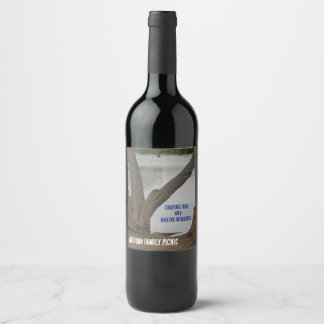Étiquette Pour Bouteilles De Vin Pique-nique familial en plein air avec vue sur le