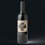 Étiquette Pour Bouteilles De Vin Pique noir sur fond or<br><div class="desc">Cette étiquette personnalisée pour bouteille de vin présente un thème de cartes à jouer ou de poker pour un mariage à Las Vegas ou dans un casino. Une image d'un pique noir est imprimée au centre sur un fond doré. Deux exemples de noms sont imprimés sur le pique avec une...</div>