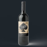 Étiquette Pour Bouteilles De Vin Pique noir sur fond or<br><div class="desc">Cette étiquette personnalisée pour bouteille de vin présente un thème de cartes à jouer ou de poker pour un mariage à Las Vegas ou dans un casino. Une image d'un pique noir est imprimée au centre sur un fond doré. Deux exemples de noms sont imprimés sur le pique avec une...</div>
