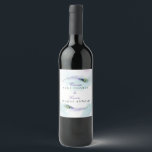 Étiquette Pour Bouteilles De Vin Plumes de paquetage<br><div class="desc">Plumes de paon. Ces élégants étiquettes de vin en plumes de paon violet sont conçus avec deux plumes de paon enveloppant autour d'élégante typographie et arrière - plan d'aquarelle. Personnalisez ce design avec votre nom, votre date de mariage et tout autre message personnalisé que vous souhaitez inclure ! La couleur...</div>