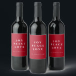 Étiquette Pour Bouteilles De Vin Red Joy Peace Love Minimal Christmas Nom de famill<br><div class="desc">Personnalisé Joyeux Noël avec un texte monogramme peut être personnalisé. Ce design de Noël simple,  minimaliste et contemporain est idéal pour se démarquer pendant la période des fêtes.</div>