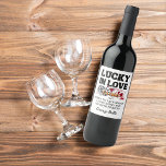 Étiquette Pour Bouteilles De Vin Retro Lucky In Love Vegas Enterrement de Vie de Je<br><div class="desc">Ajoutez une touche de glamour de Vegas à votre week-end d'enterrement de vie de jeune fille avec notre étiquette de vin Lucky In Love ! Parfaite pour les cadeaux de fête ou les toasts de soirée entre filles, cette étiquette élégante présente un design audacieux inspiré de Vegas et un texte...</div>