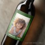 Étiquette Pour Bouteilles De Vin Retro Stripes - Christmas Green - Simple Photo<br><div class="desc">Tons de motif à bandes vertes avec une zone de texte simple pour un nom et une date. Ajoutez votre selfie favori ou votre instantané de famille. Utilisez une photo pour créer ce cadeau photo unique et personnel. L'arrière - plan comprend un motif rétro à rayures avec une mise à...</div>