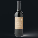 Étiquette Pour Bouteilles De Vin Salutations À M. Et Mme Script Rustic Kraft Mariag<br><div class="desc">Cette élégante conception de script peut être personnalisée avec vos détails spéciaux définis dans la typographie chic. Conçu par Thisisnotme©</div>
