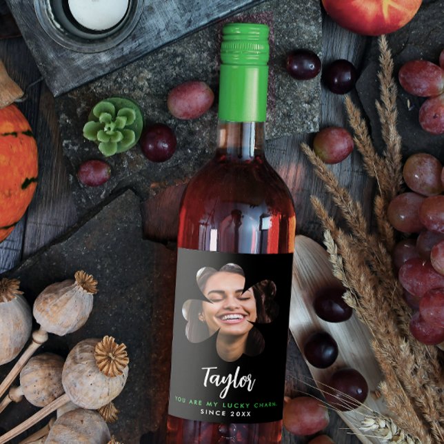 Étiquette Pour Bouteilles De Vin Simple Noir moderne Lucky In Love Photo (Créateur téléchargé)